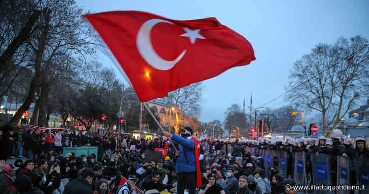 Turchia, i 3 giorni di Bilgi: gli studenti hanno riconquistato la loro università. “Cantando Bella Ciao come a Gezi Park”
