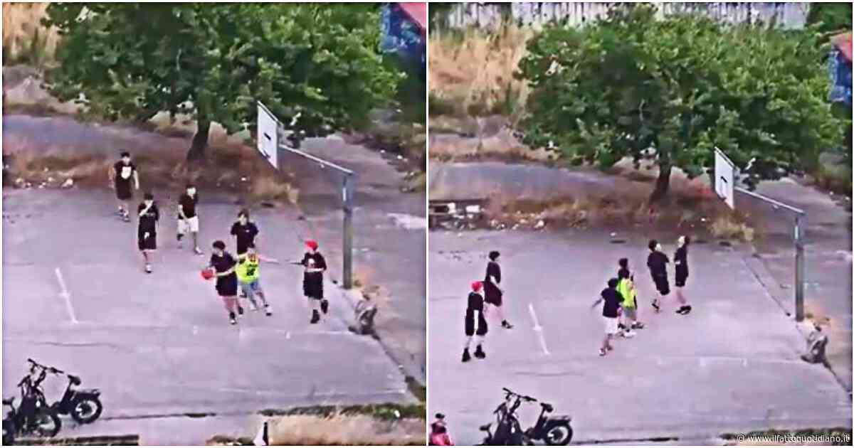 A Marano dei ragazzini giocano a basket senza canestro: il video simbolo di passione e degrado
