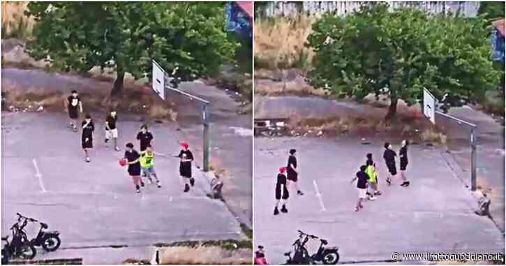 A Marano dei ragazzini giocano a basket senza canestro: il video simbolo di passione e degrado
