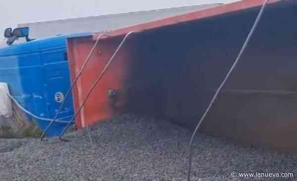 Un camionero bahiense volcó en cercanías de Coronel Pringles