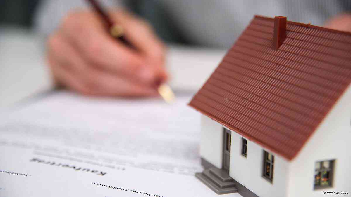 Finanzieller Engpass: Baukredit absichern: Wenn ein Einkommen wegfällt