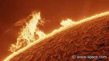 Astrophotographer captures colossal 'Godzilla' plasma cloud stalking the edge of the sun (video)