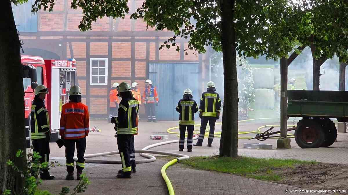 Strohballen fangen Feuer in Meinersen – Anwohner verhindern Gebäudebrand