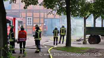 Strohballen fangen Feuer in Meinersen – Anwohner verhindern Gebäudebrand