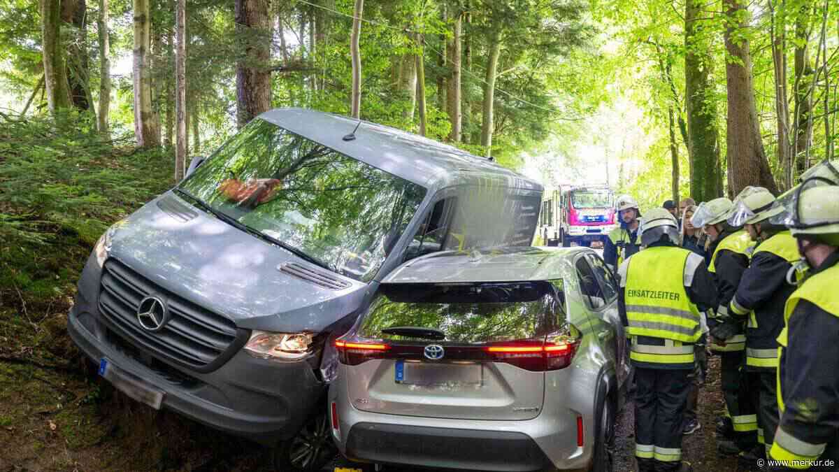 Transporter kippt auf Kleinwagen
