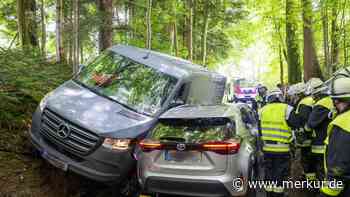 Transporter kippt auf Kleinwagen