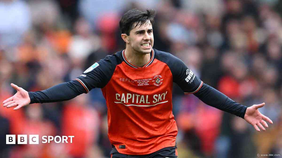 Walsh signs new deal to stay at Luton