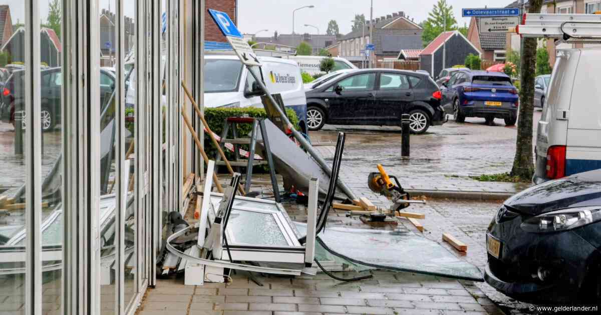 Auto rijdt fysiopraktijk binnen in Opheusden: flinke schade aan pand