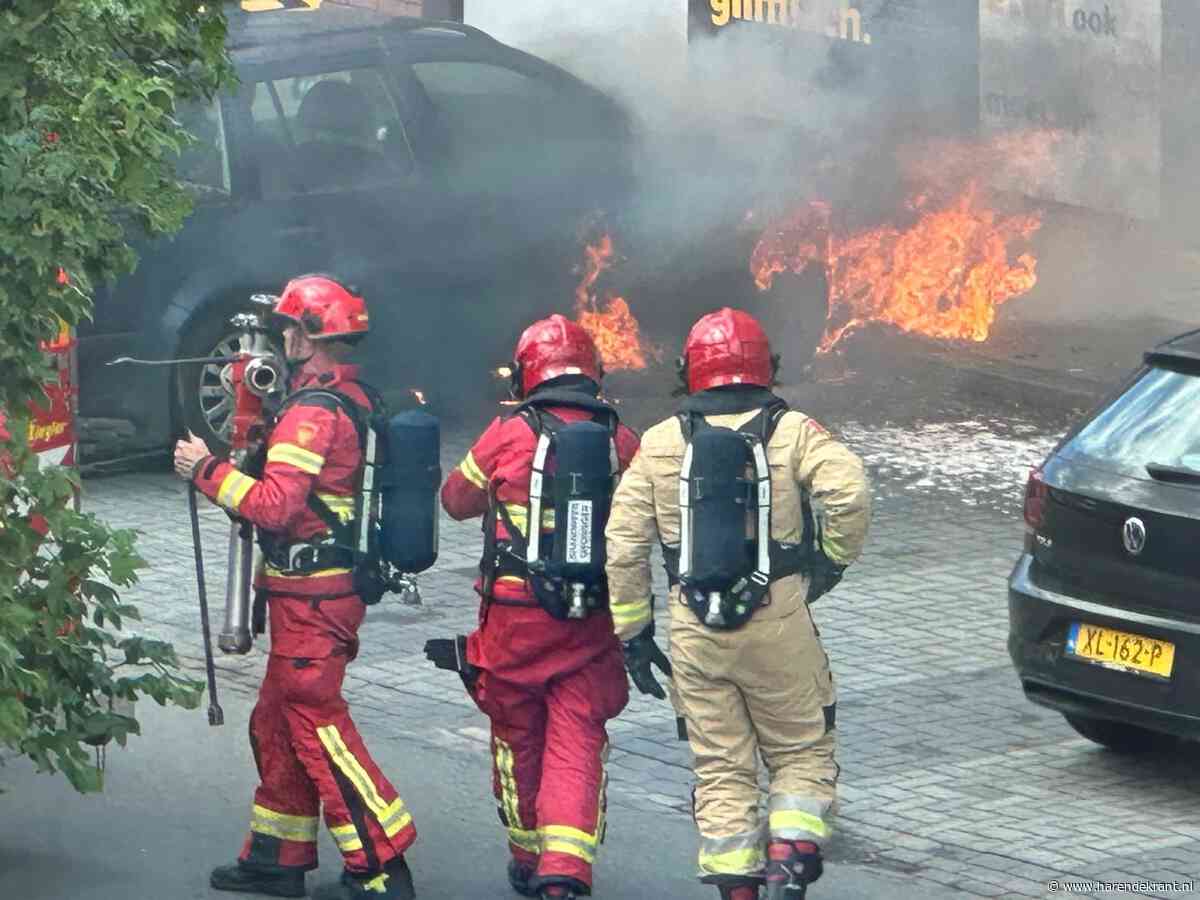 Auto in brand aan Anjerplein