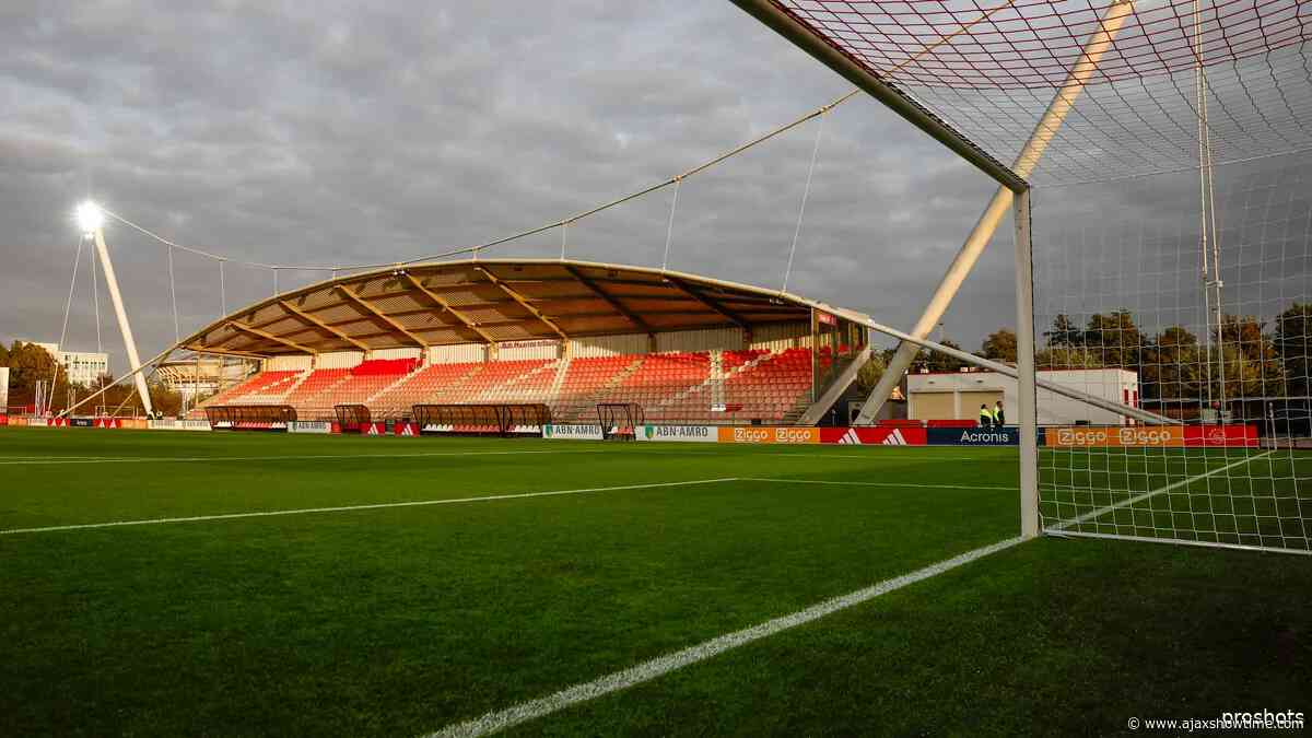Rondom Ajax: Moeijed Abdalla ontvangt Lasse Schöne Trophy van de maand mei