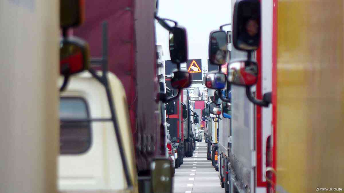 Urteil aus dem Verkehrsrecht: Muss Lkw-Fahrer immer auch in den Frontspiegel schauen?