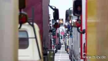 Urteil aus dem Verkehrsrecht: Muss Lkw-Fahrer immer auch in den Frontspiegel schauen?