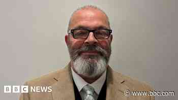 'Council leader should apologise about posts'