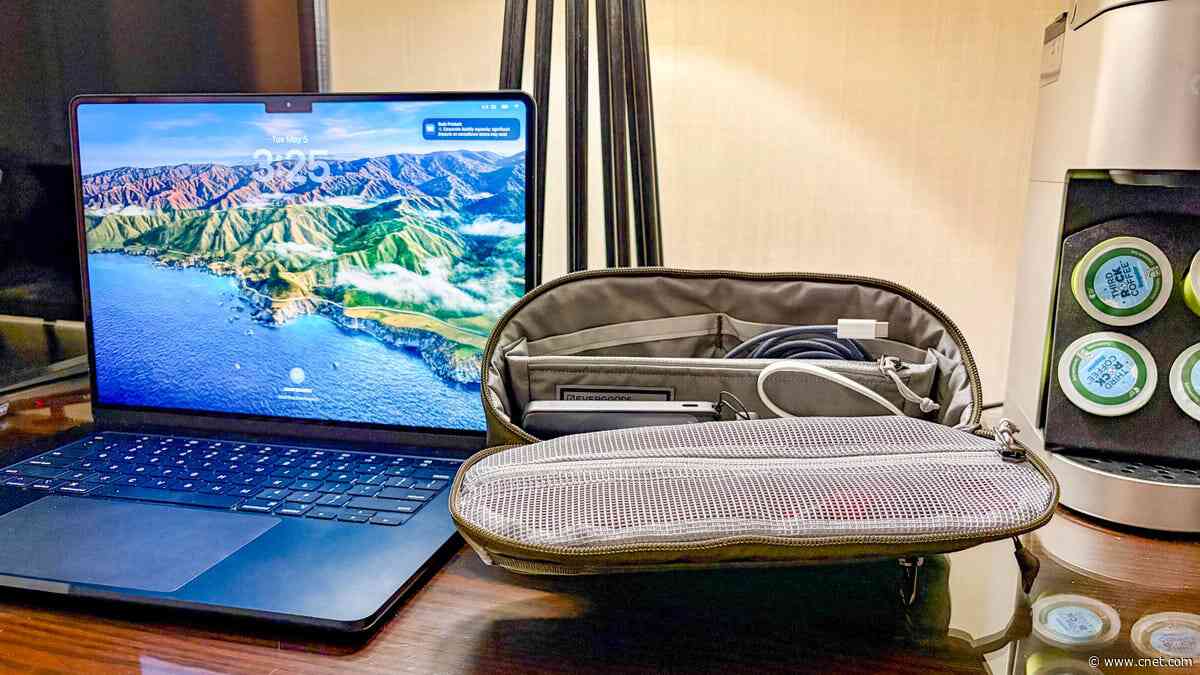 This One Bag Is All I Need for My Cables and Chargers While Traveling