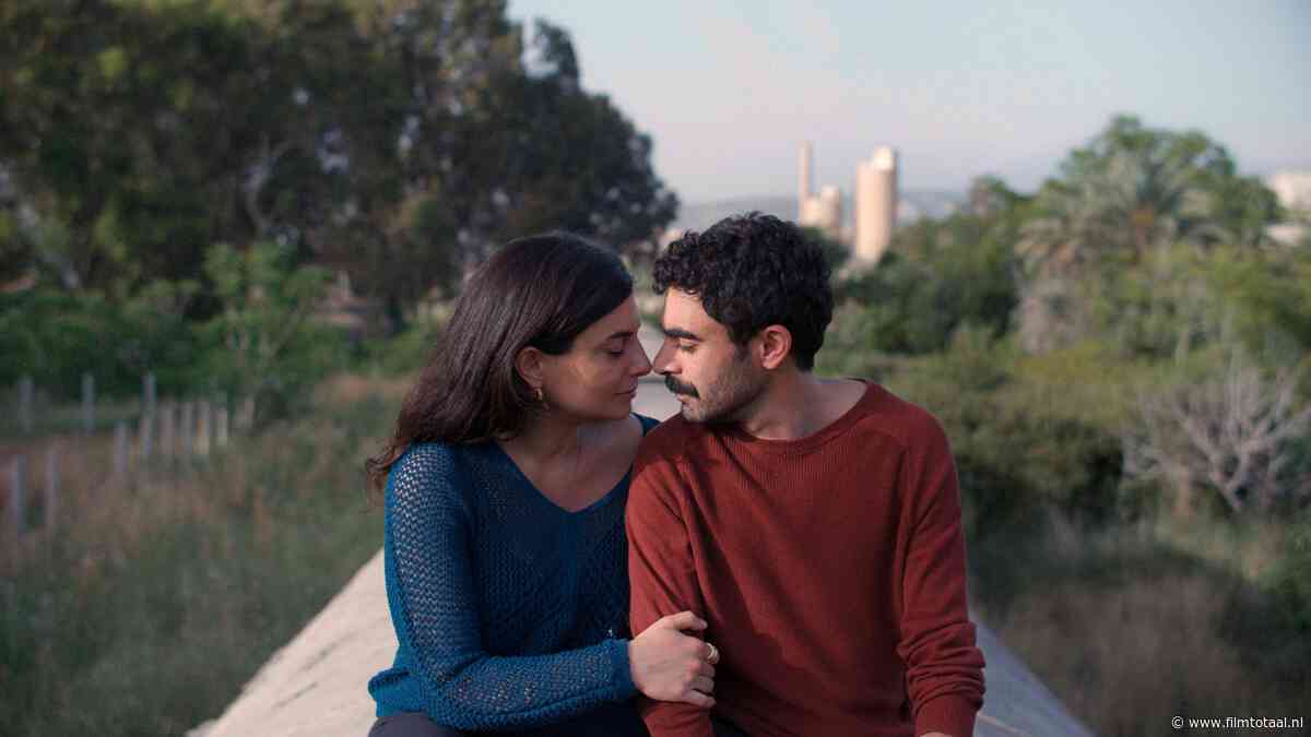 Recensie 'A Sad and Beautiful World': vluchten of vechten voor je relatie in een stad onder vuur?