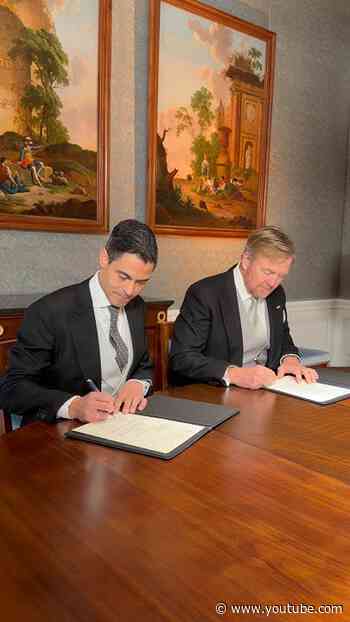 De kabinetsbeëdiging start met de ondertekening van de Koninklijke Besluiten
