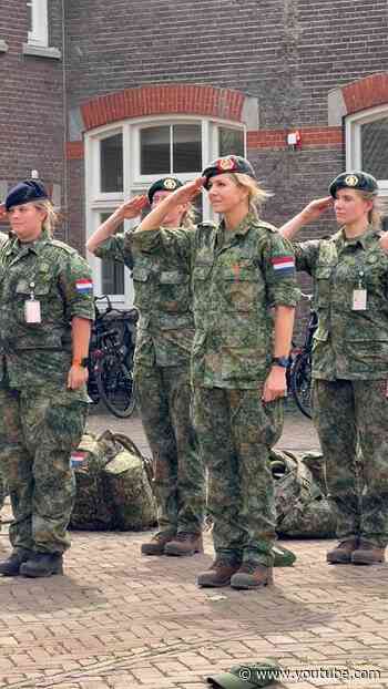 Koningin Máxima heeft het eerste deel van de opleiding tot reservist afgerond en ontvangt haar baret