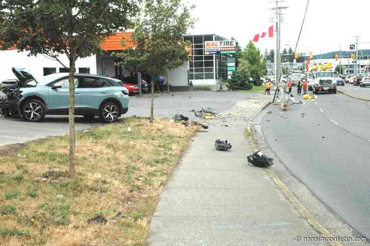 Vehicle severs pole off highway in Nanaimo, knocking out power