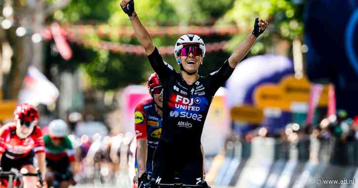 Lucinda Brand grijpt net naast ritzege in Giro d’Italia, roze Anna van der Breggen ‘redelijk oké’ na valpartij