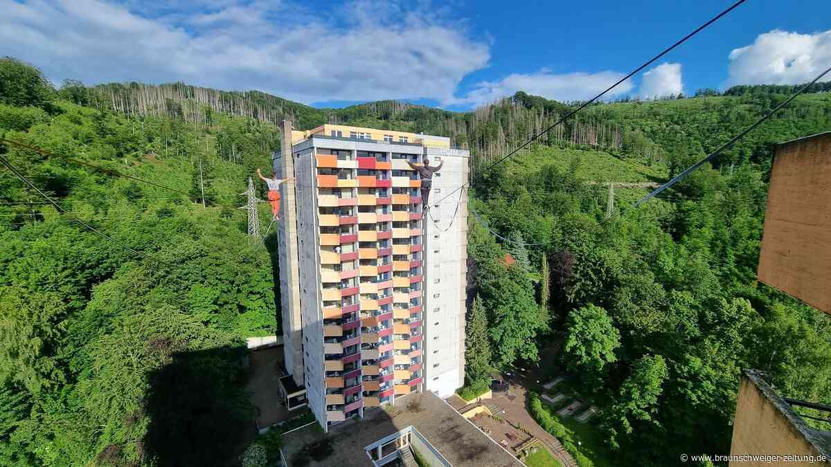Zwischen Himmel und Hotelturm: Highliner balancieren an einem Hotel im Harz