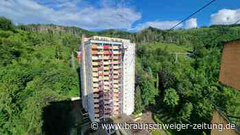 Zwischen Himmel und Hotelturm: Highliner balancieren an einem Hotel im Harz