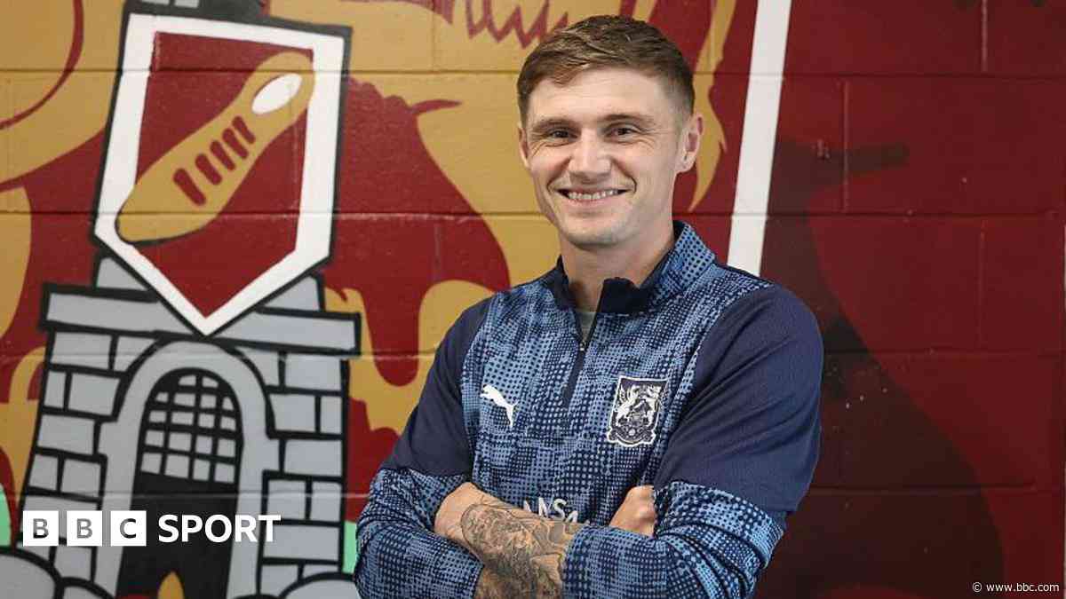 Northampton sign Saunders on two-year deal