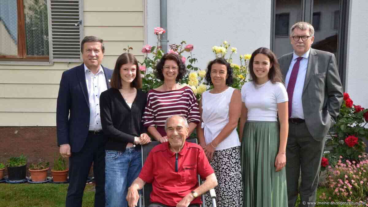 Georg Stöckl wird 90: Über 60 Jahre verkauft er Lose am BRK-Stand