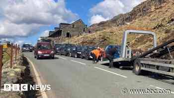 'Ridiculous' parking at beauty spot could be tackled with free tourist buses