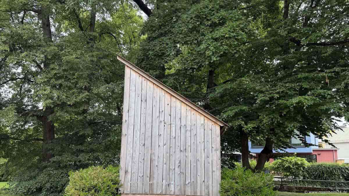 Wegen Vogelkot: Kriegerdenkmal in Bad Aibling bleibt weiterhin verhüllt