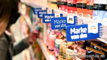 Statt teurer Markenprodukte: Mehr Eigenmarken in den Regalen