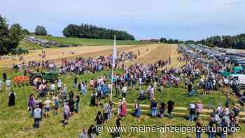 16 historische John-Deere-Traktoren pflügen in Lappach