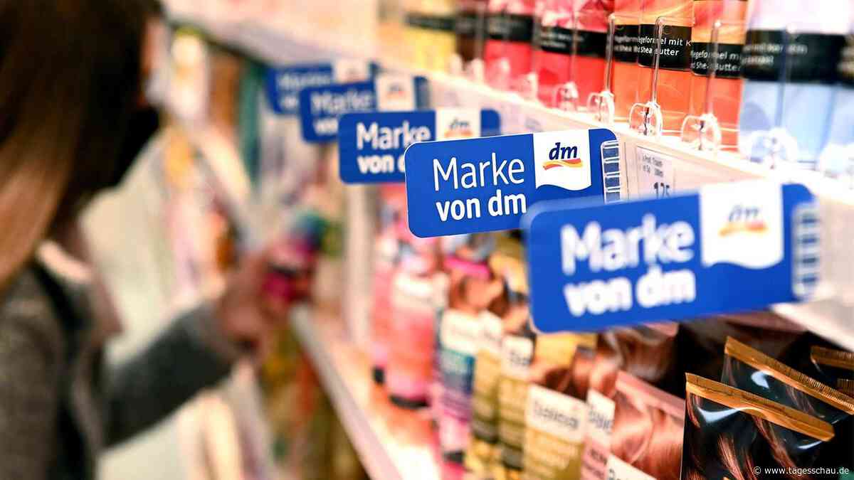 Statt teurer Markenprodukte: Mehr Eigenmarken in den Regalen