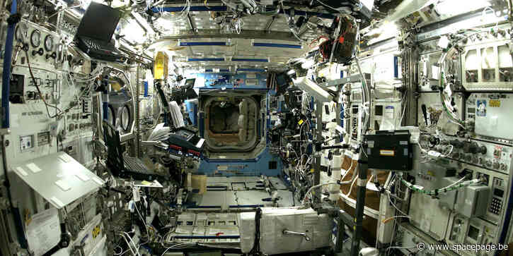 Astronauten in het ISS zoeken hun toevlucht in de Dragon ruimtecapsule terwijl Russische kosmonauten proberen een luchtlek te verhelpen