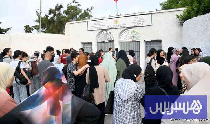 مرابطة الأمهات على أبواب المدارس تستنزف ت