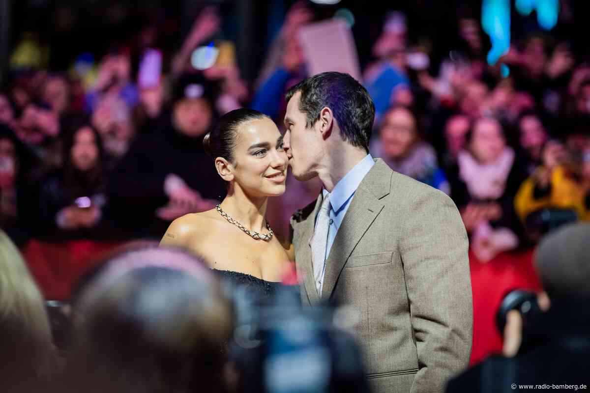 Dua Lipa ganz in Weiß – Party auf Sizilien läuft