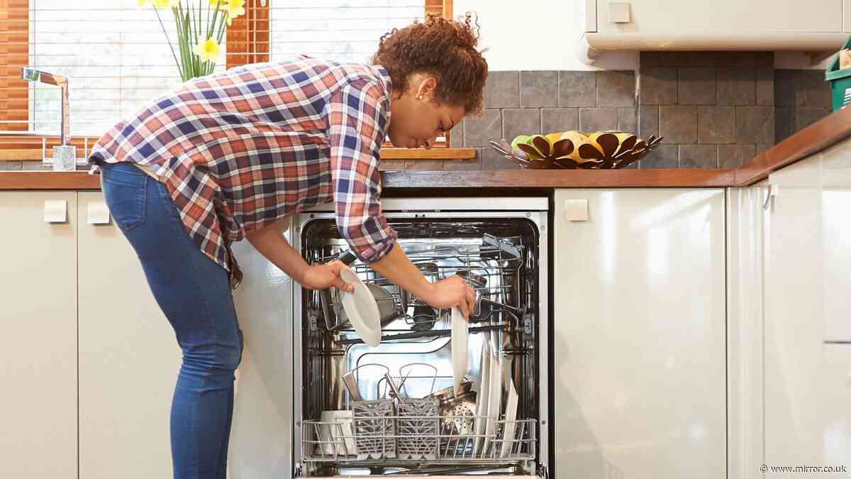 'My entitled neighbour leaves note on my door every time I use my dishwasher'