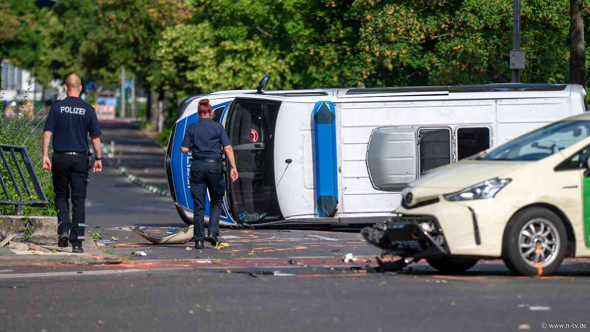 Schwerer Unfall am frühen Morgen: Polizeiwagen kracht in Taxi - acht Verletzte in Berlin