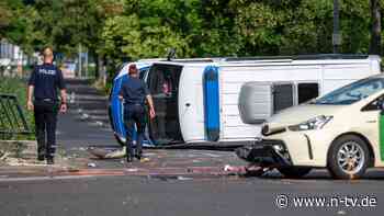 Schwerer Unfall am frühen Morgen: Polizeiwagen kracht in Taxi - acht Verletzte in Berlin
