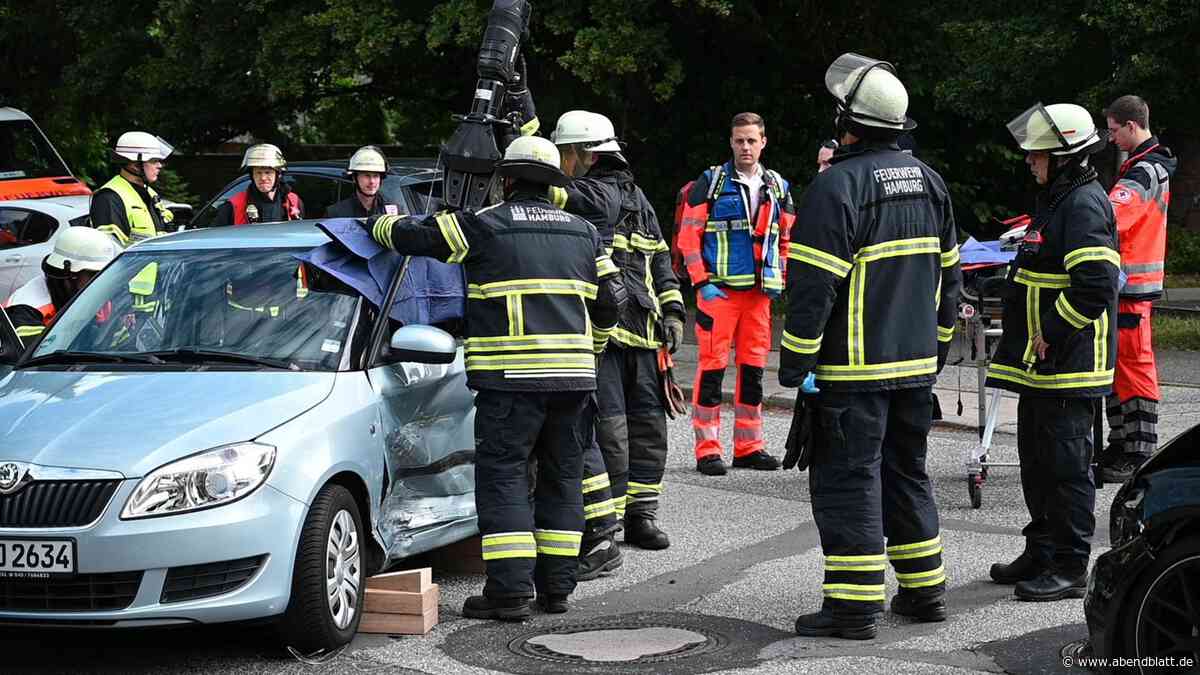 Škoda-Fahrerin prallt mit Mercedes zusammen und wird schwer verletzt