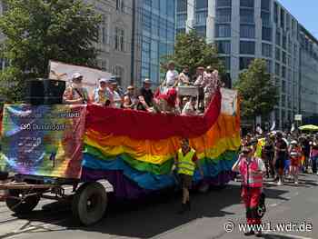 Tausende Menschen demonstrieren beim CSD in Düsseldorf