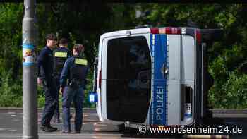 Polizeiwagen und Taxi rasen ineinander: Sieben Polizisten zum Teil schwer verletzt