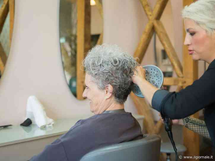 I tagli perfetti per l’estate delle over 50 che valorizzano i capelli bianchi