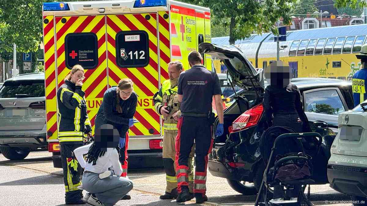 Kleinkind sitzt allein in heißem Auto: Feuerwehr sorgt für Happy End