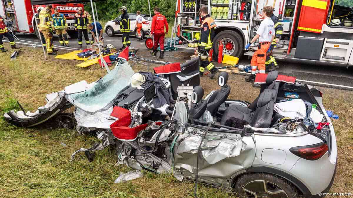 Lkw kracht frontal in Auto: Junge Frau bei Unfall in Bayern schwer verletzt – Bundesstraße gesperrt
