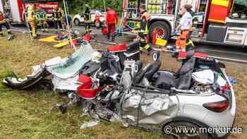 Lkw kracht frontal in Auto: Junge Frau bei Unfall in Bayern schwer verletzt – Bundesstraße gesperrt