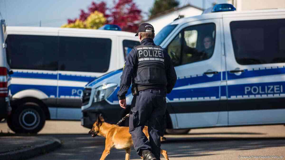 Metzingen im Kreis Reutlingen: Dreijähriger steckt in riesigem Saftfass fest