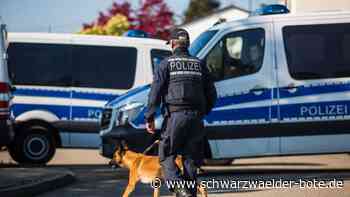 Metzingen im Kreis Reutlingen: Dreijähriger steckt in riesigem Saftfass fest