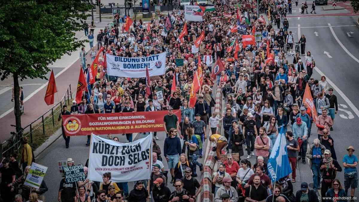 „Es reicht“-Demo in Hamburg – mehr als 1000 Menschen protestieren in der City