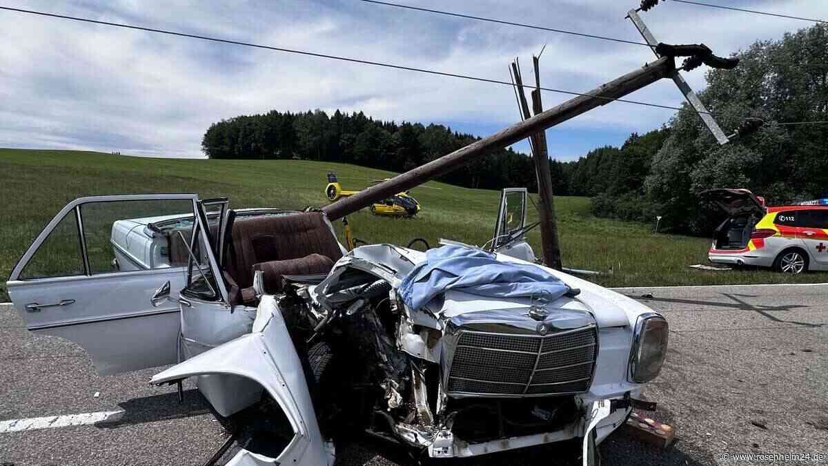 Oldtimer-Mercedes fährt gegen Strommasten – Fahrer mit Hubschrauber ins Krankenhaus geflogen