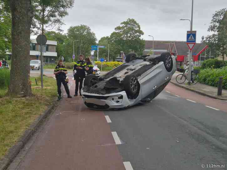 Auto op zijn kop bij ongeval in Nieuwkoop